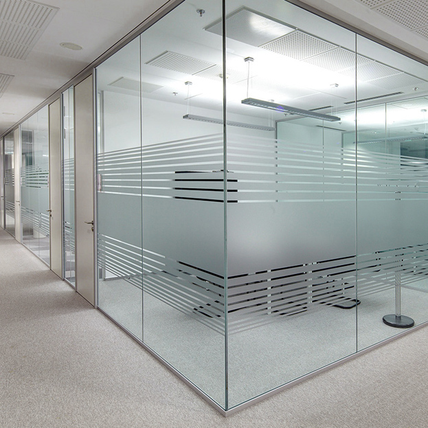 Офисные перегородки из стекла (прозрачного, частично матового, матового, элементами фирменного дизайна)
