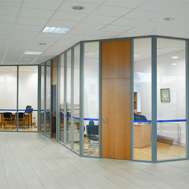 Стеклянные офисные перегородки на основе алюминиевого профиля — распространенное решение вопроса разграничения офисного пространства
