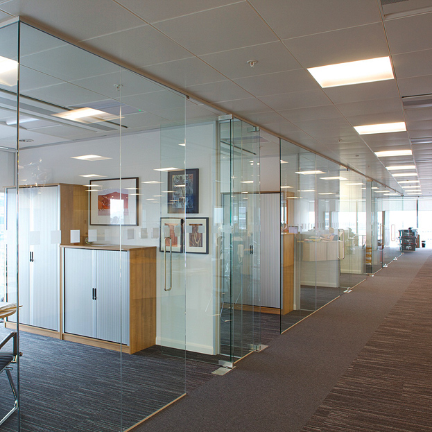 Стеклянные перегородки используются часто в офисах для формирования кабинетов сотрудников