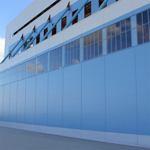 Фасад из сендвич-панелей на здании промышленного назначения