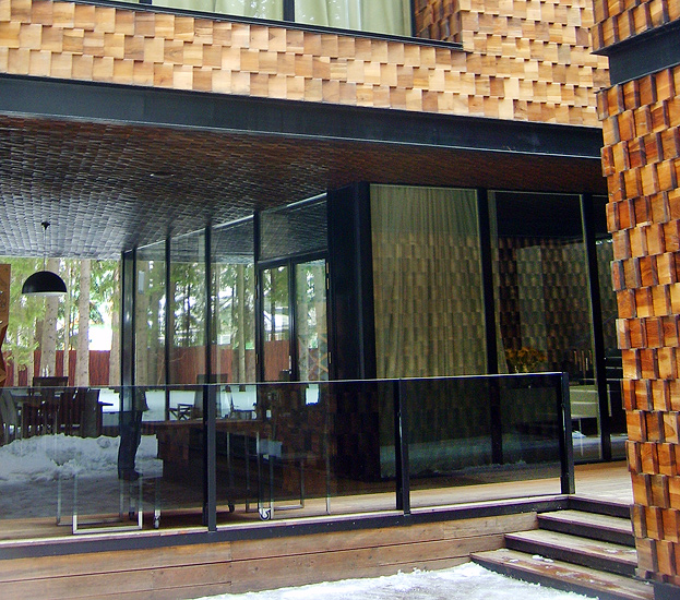 Панорамное остекление веранды с раздвижными алюминиевыми дверями REYNAERS на первом этаже коттеджа — НОВЫЕ ФАСАДЫ.